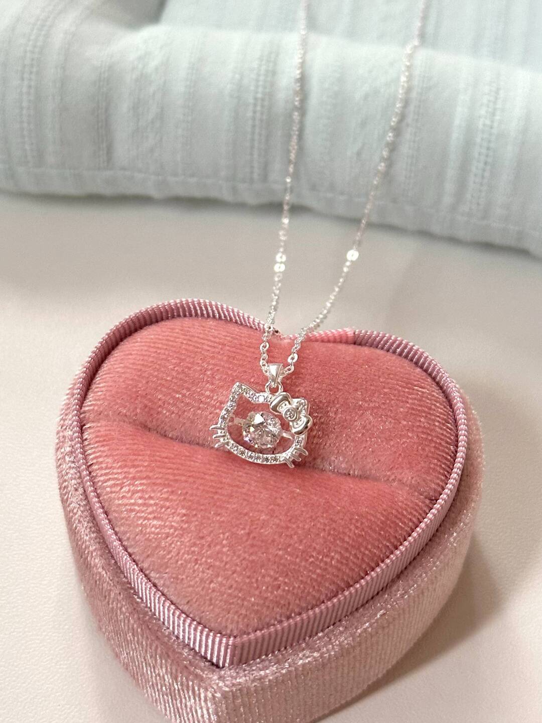 Hello Kitty Openwork Silver Necklace With Dancing Crystal