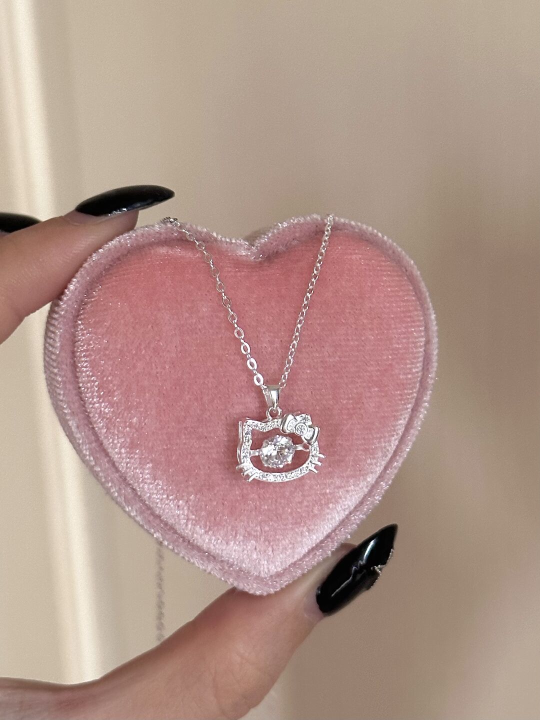 Hello Kitty Openwork Silver Necklace With Dancing Crystal