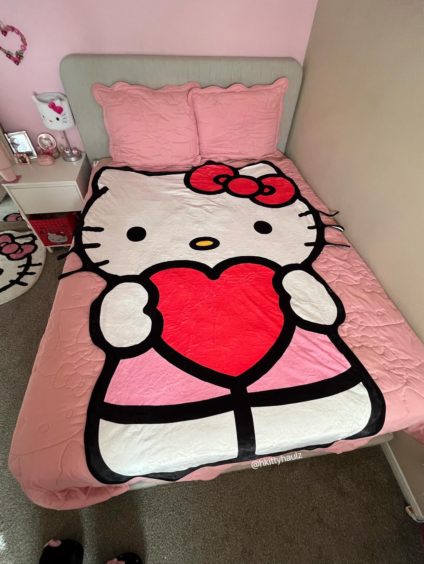【Pre-order】KT Valentine Shape Blanket Flannel Throw Blanket Cute Blanket Lightweight Super Soft Cozy for Bed Kids Adult Valentine Gift