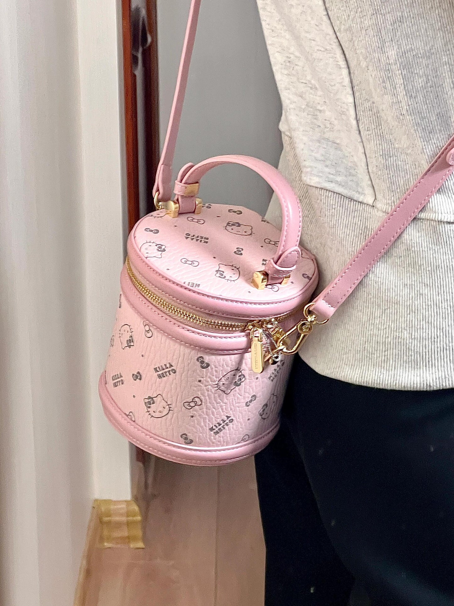 Hellokitty Bucket Handbag Hobo Crossbody Shoulder Bag with Double Metal Zipper