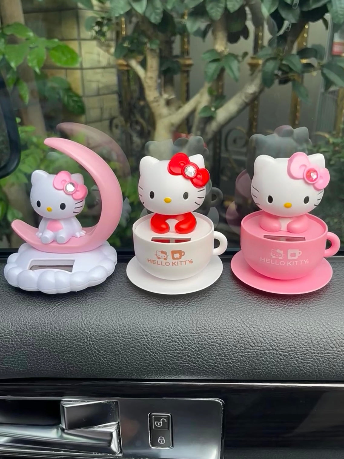 Hellokitty Solar Powered Bobble Toy Animated Solar Bobble Head Toys Desk Top Car Interior Decor Ornament(with non-slip pad)