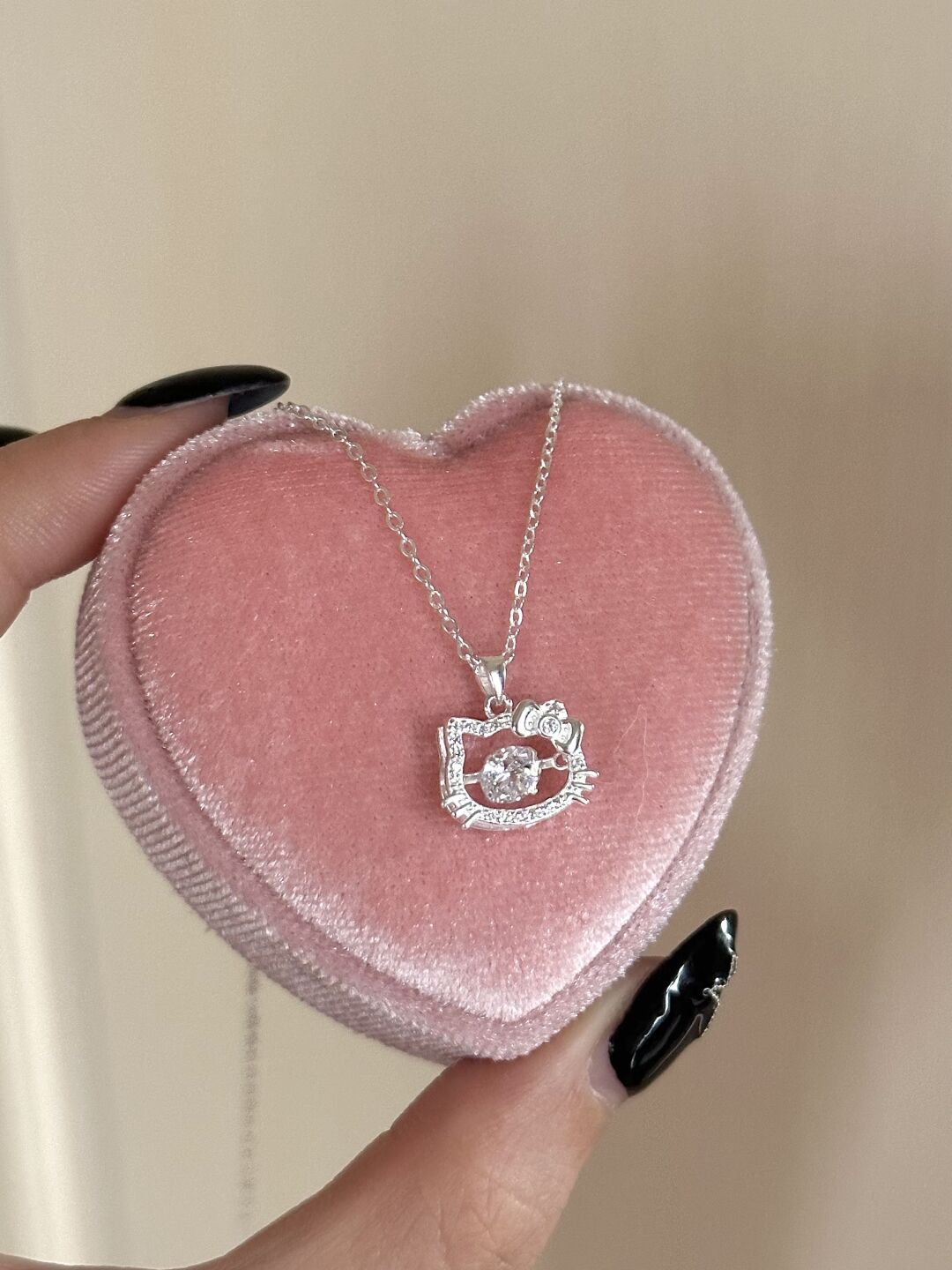 Hello Kitty Openwork Silver Necklace With Dancing Crystal