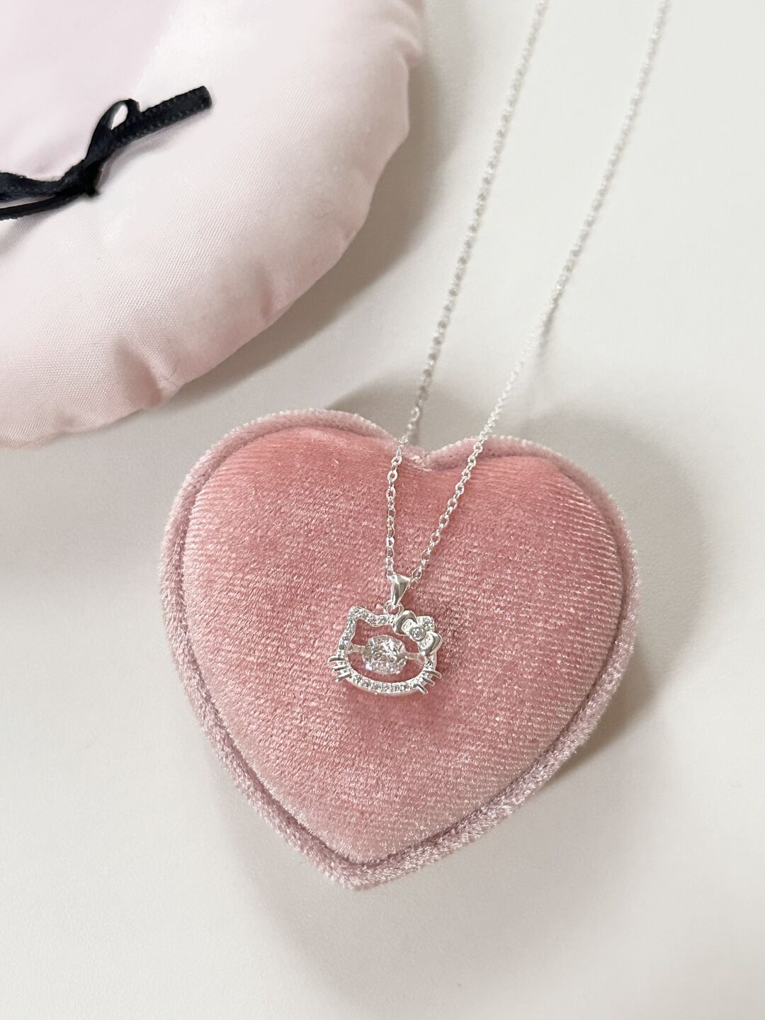 Hello Kitty Openwork Silver Necklace With Dancing Crystal